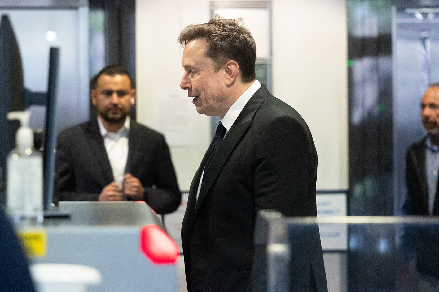 Η αύρα του Elon Musk εμφανίζεται σταθερή και άκαμπτη, κάτι που συνδέεται με την έντονη προσωπικότητα και την αμετακίνητη στάση του. Το πράσινο χρώμα που κυριαρχεί αποκαλύπτει προσήλωση στην επιτυχία και την οικονομική δύναμη.