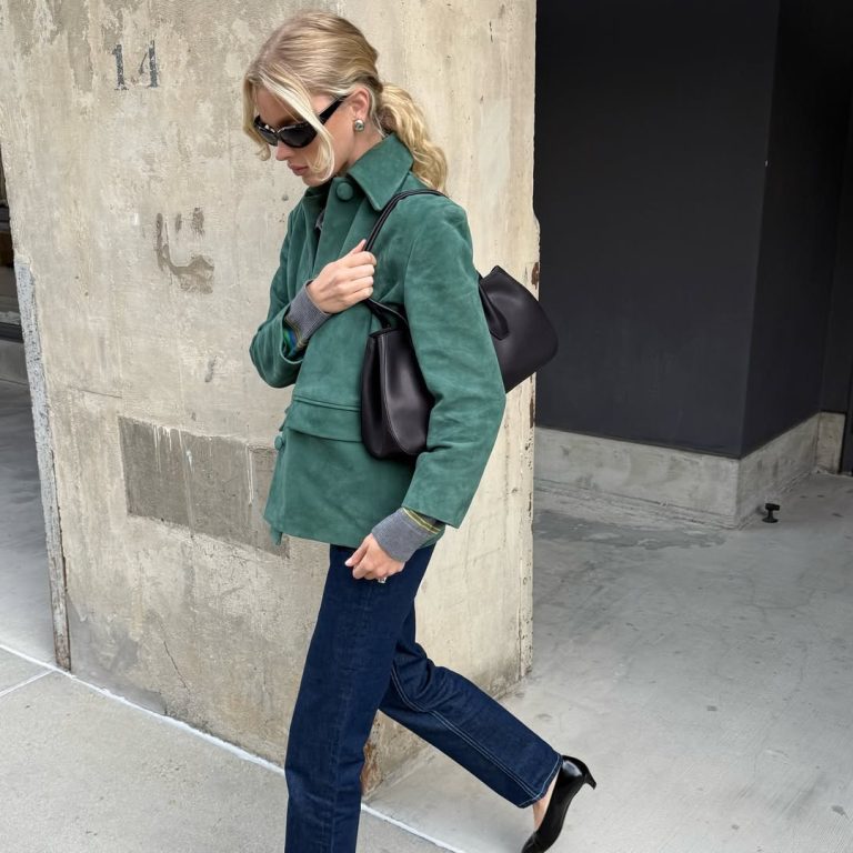 H Elsa Hosk φοράει ένα σκούρο μπλε τζιν με μαύρες γόβες με kitten heel.