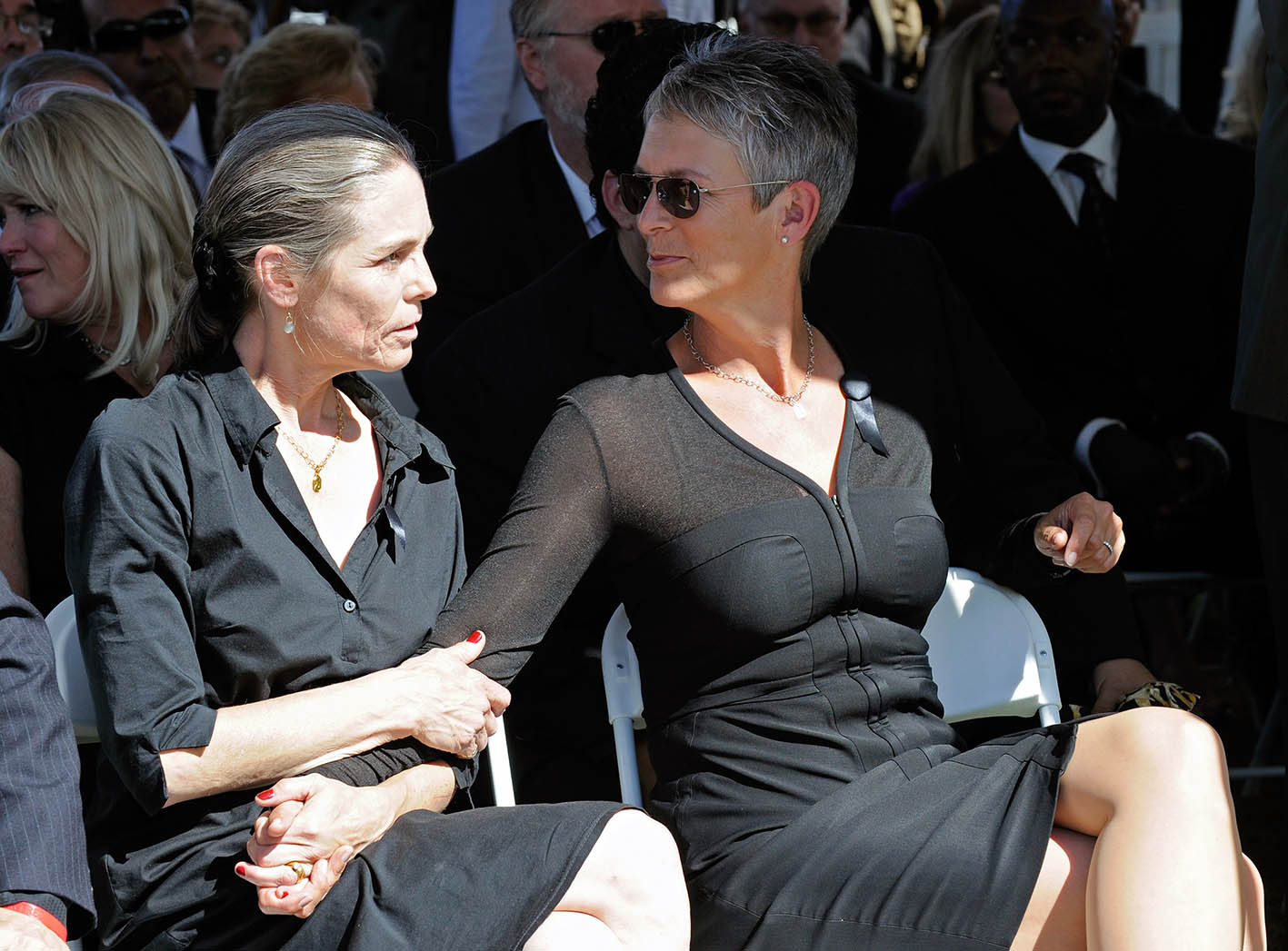 H Jamie Lee Curtis και η αδελφή της στα αριστερά Kelly Curtis στην κηδεία του πατέρα τους Tony Curtis. 