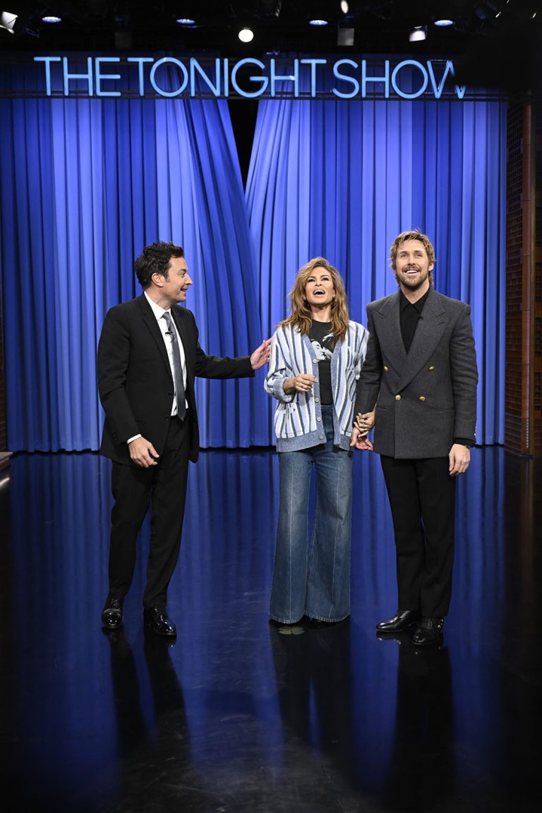 O oικοδεσπότης τoυ 'The Tonigh Show Starring Jimmy Fallon" με την Eva Mendes, και τον Ryan Gosling στις 5 Μαρτίου την ώρα που κάνουν έκπληξη στην ηθοποιό.