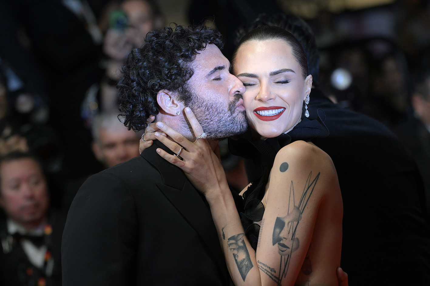 Ο Αμερικανός ηθοποιός Jordan Firstman και η Cara Delevingneσ το κόκκινο χαλί του Gentle Monster κατά τη διάρκεια του Φεστιβάλ Κινηματογράφου των Καννών στις 15 Μαΐου 2026.