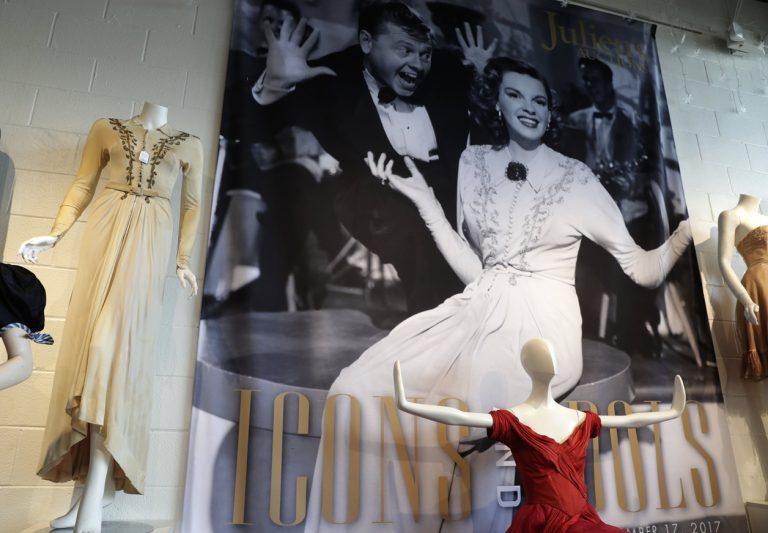 Φορέματα της Judy Garland από το "Words and Music" και το "Good Old Summertime" εκτίθενται ως μέρος των Julien's Auctions Treasures από την παρουσίαση στα ΜΜΕ στο Λος Άντζελες, 13 Νοεμβρίου 2017