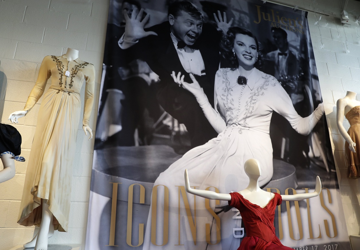 Φορέματα της Judy Garland από το "Words and Music" και το "Good Old Summertime" εκτίθενται ως μέρος των Julien's Auctions Treasures από την παρουσίαση στα ΜΜΕ στο Λος Άντζελες, 13 Νοεμβρίου 2017
