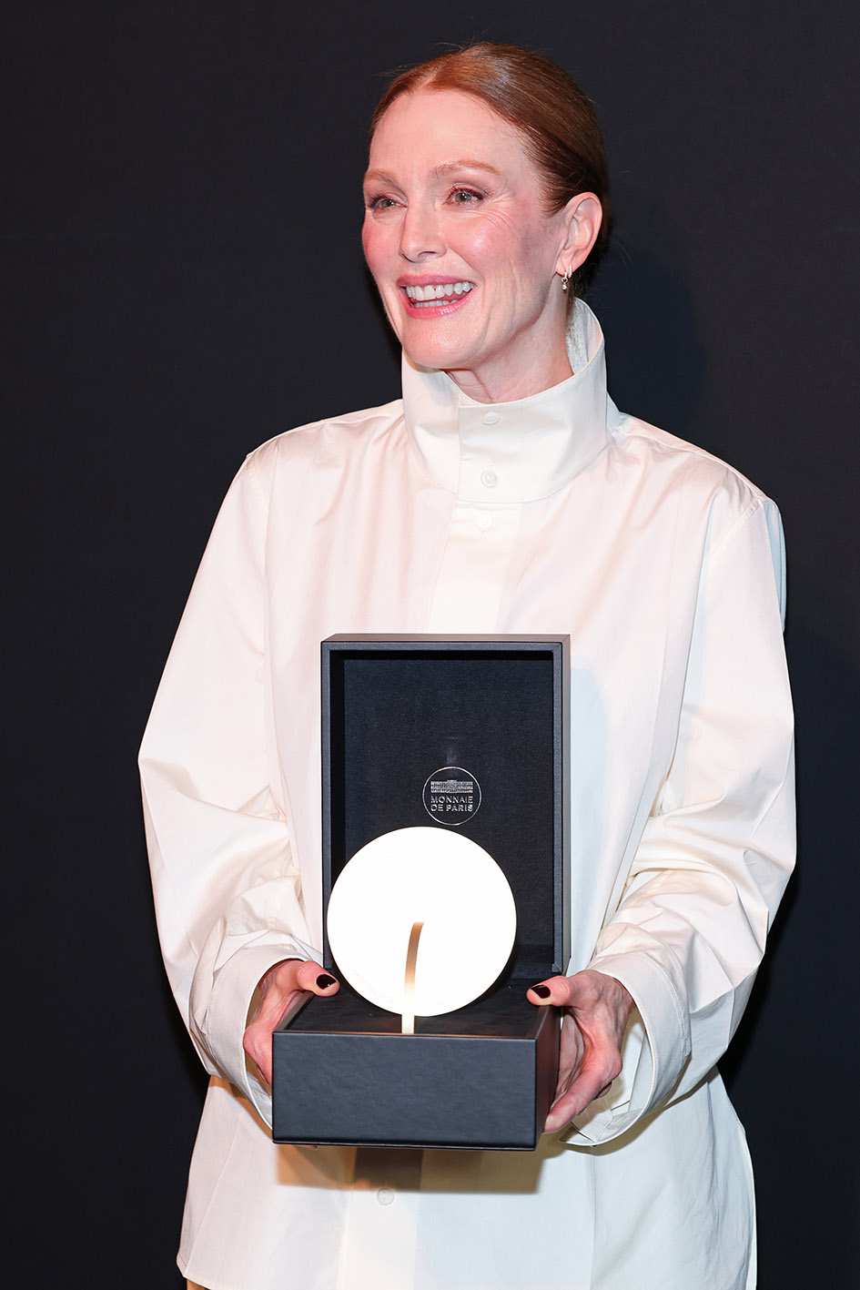 H Julianne Moore στα βραβεία Kering Women in Motion 2026 κατά τη διάρκεια του 79ου ετήσιου Φεστιβάλ Κινηματογράφου των Καννών στην Place de la Castre στις 17 Μαΐου 2026.