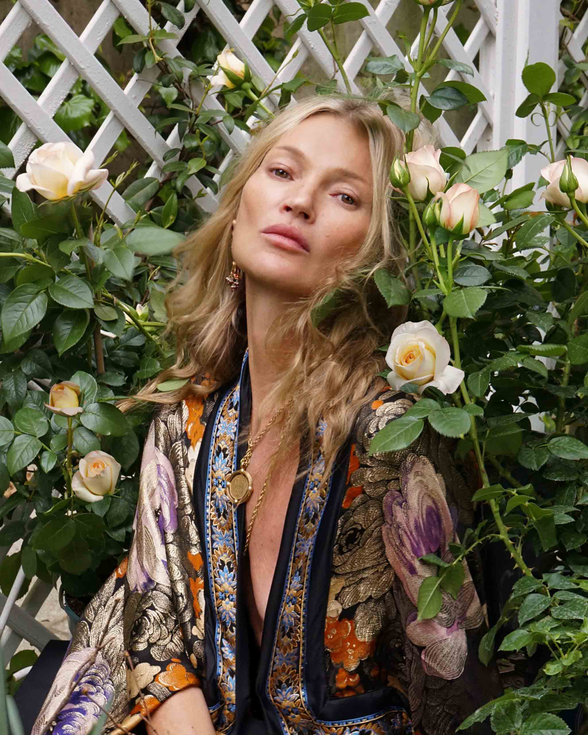 Το τριαντάφυλλο Kate Moss δημιουργήθηκε από τον διάσημο βρετανικό οίκο Peter Beales Roses. Έχει απαλές αποχρώσεις του λεμονί και του κρεμ.