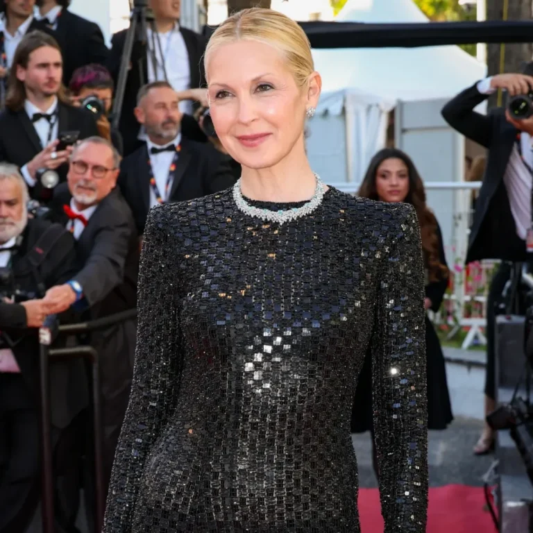 Η Kelly Rutherford με ημιδιάφανη τουαλέτα Giorgio Armani και εντυπωσιακό διαμαντένιο κολιέ στο κόκκινο χαλί των Καννών 2026.