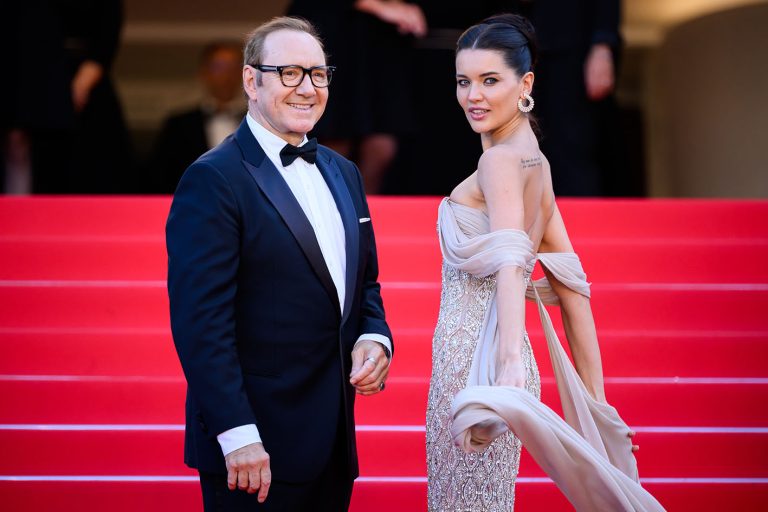 Ο Kevin Spacey και η Via Lemann την προβολή "La Bataille De Gaulle: L'Âge De Fer" (De Gaulle: Tilting Iron) κατά τη διάρκεια του 79ου ετήσιου Φεστιβάλ Κινηματογράφου των Καννών στο Palais des Festivals στις 20 Μαΐου 2026.