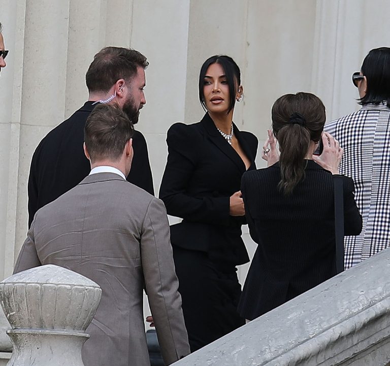 H Kim Kardashian φτάνει στο Palais De Justice κατά τη διάρκεια της δίκης για ληστεία στις 13 Μαΐου 2025 στο Παρίσι της Γαλλίας.