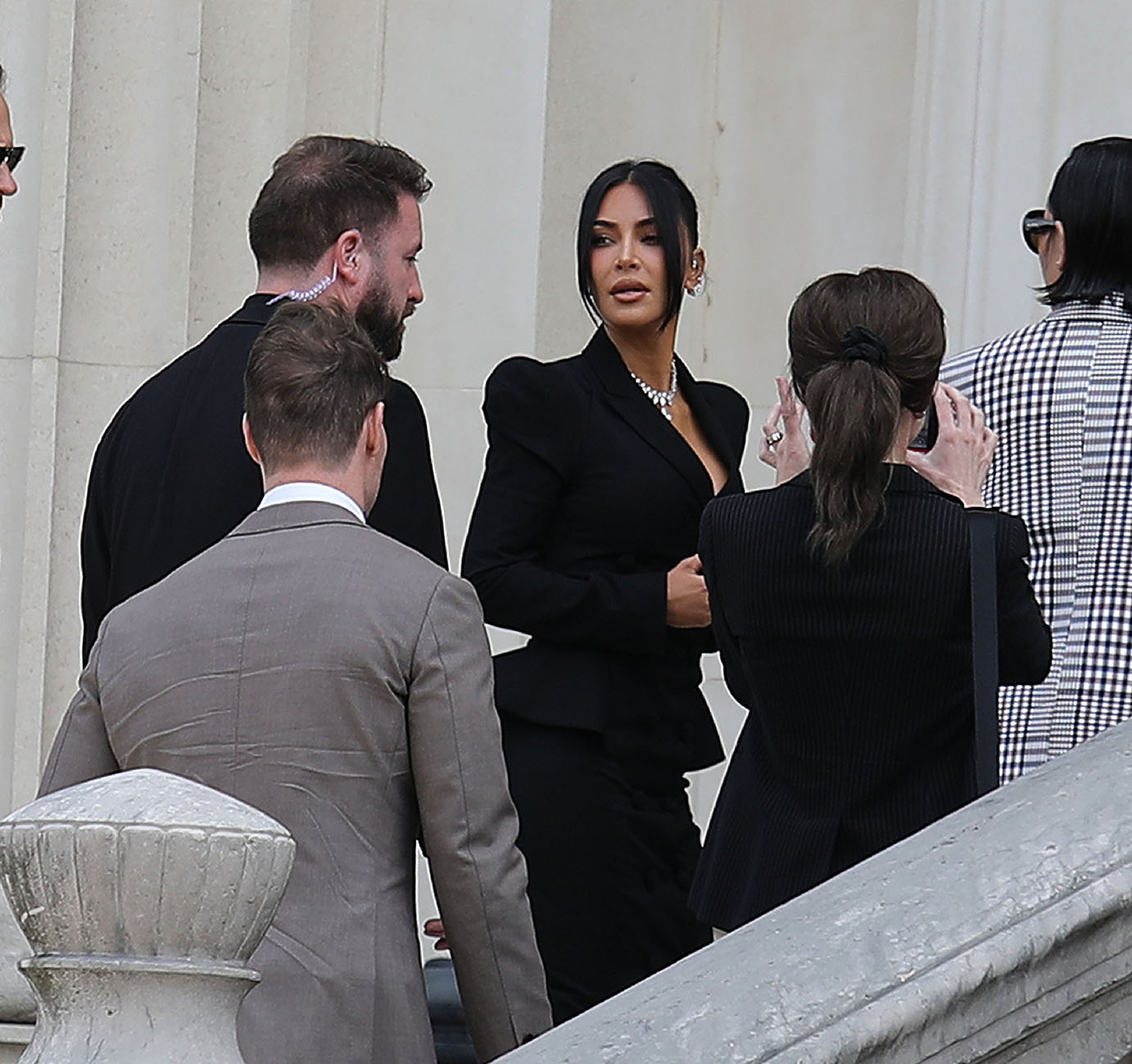 H Kim Kardashian φτάνει στο Palais De Justice κατά τη διάρκεια της δίκης για ληστεία στις 13 Μαΐου 2025 στο Παρίσι της Γαλλίας.