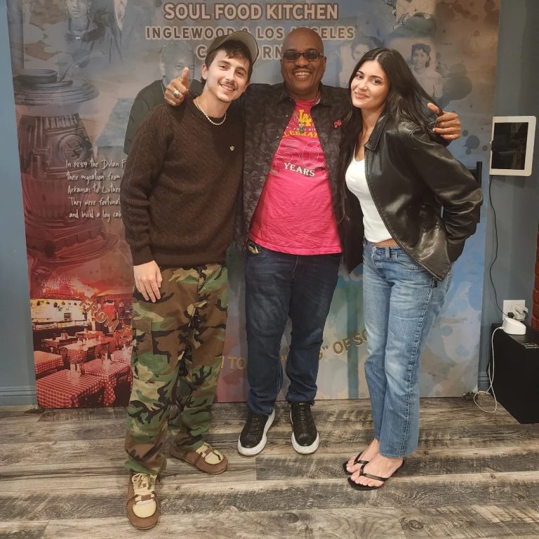 Η Kylie Jenner με χαμηλόμεσο τζιν, μαύρο δερμάτινο τζάκετ και μαύρες δερμάτινες σαγιονάρες δίπλα στον Timothée Chalamet στην έξοδό τους για δείπνο.
