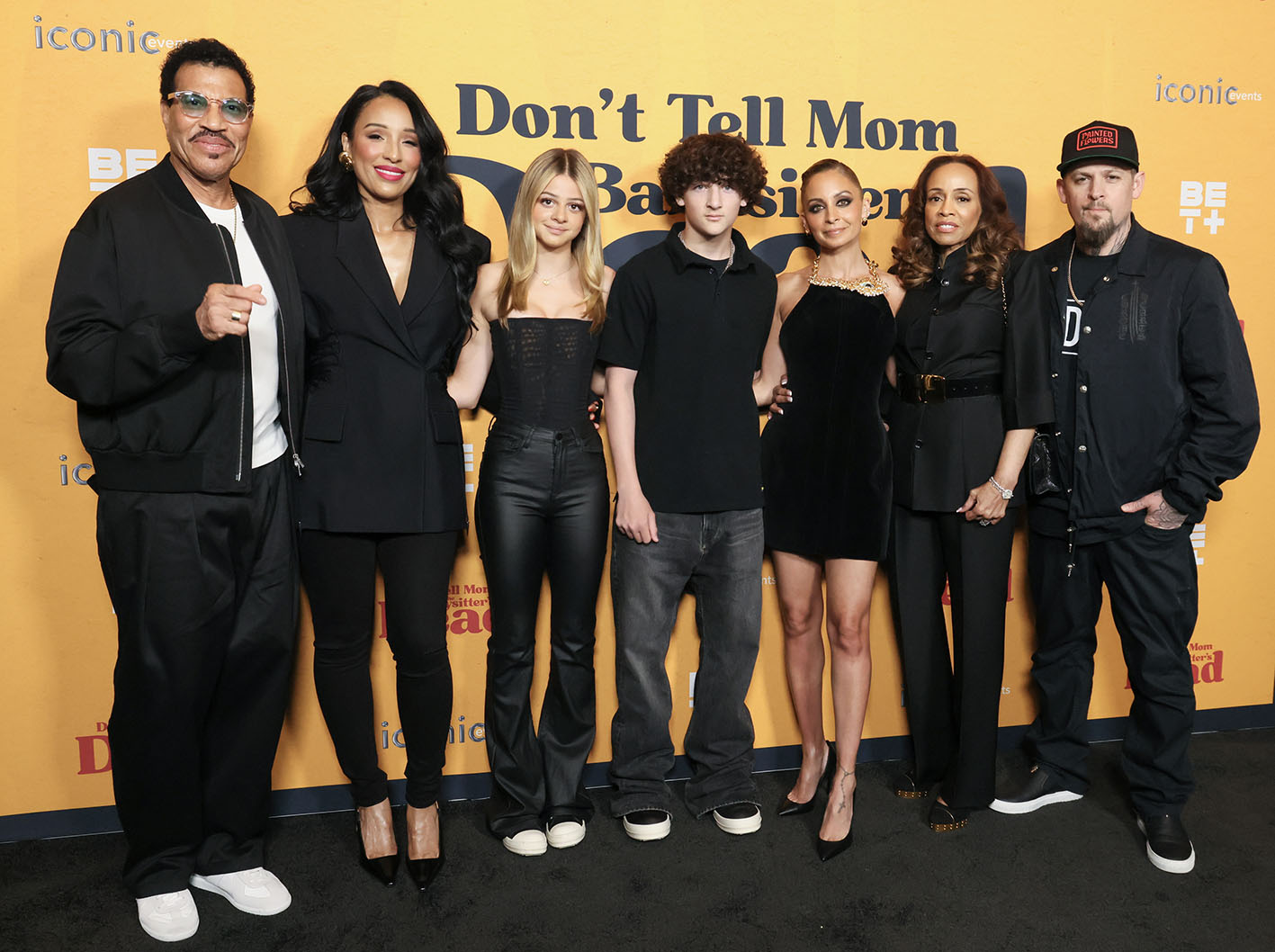 Ο Lionel Richie, η Lisa Parigi, η Harlow Madden,, τώρα Kate Madden, o Sparrow Madden, η Nicole Richie, η Brenda Harvey-Richie, και ο Joel Madden στην πρεμιέρα του "Don't Tell Mom the Babysitter's Dead" στο Λος Άντζελες, στο The Grove, στις 2 Απριλίου 2024.
