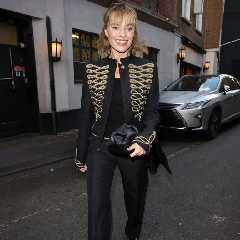 Η Margot Robbie με μαύρο cropped military τζάκετ Alexander McQueen με χρυσά κεντήματα και χαμηλοκάβαλο παντελόνι στην πρεμιέρα της παράστασης 1536 στο Λονδίνο.