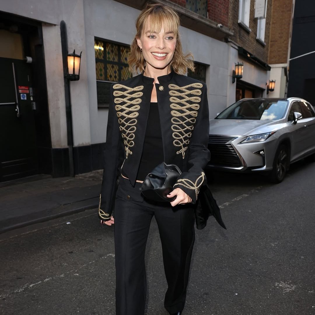Η Margot Robbie με μαύρο cropped military τζάκετ Alexander McQueen με χρυσά κεντήματα και χαμηλοκάβαλο παντελόνι στην πρεμιέρα της παράστασης 1536 στο Λονδίνο.