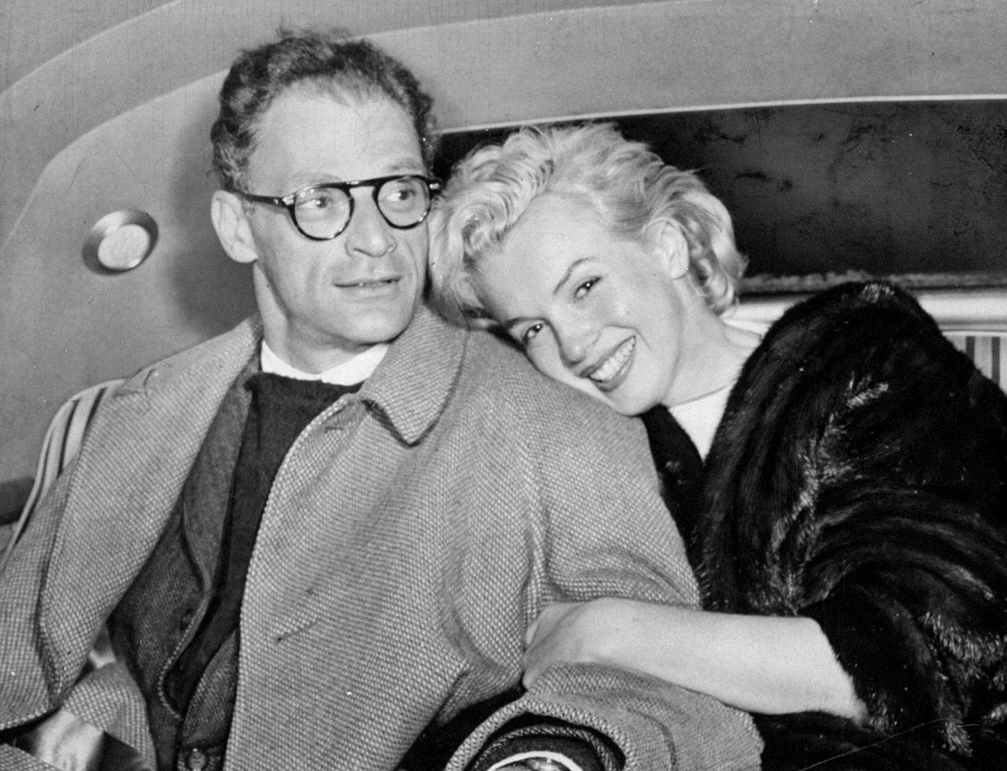 H Marilyn Monroe με τον σύζυγό της Arthur Miller έχουν μόλις φτάσει στη Τζαμάικα και ετοιμάζονται για τη μεταφορά τους σε ξενοδοχείο στο Kingston.