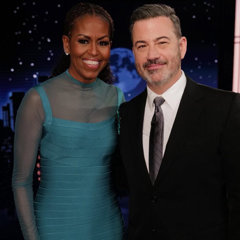 Η Michelle Obama δείχνει πώς φοράμε τα sheer τοπ την Άνοιξη 2026.