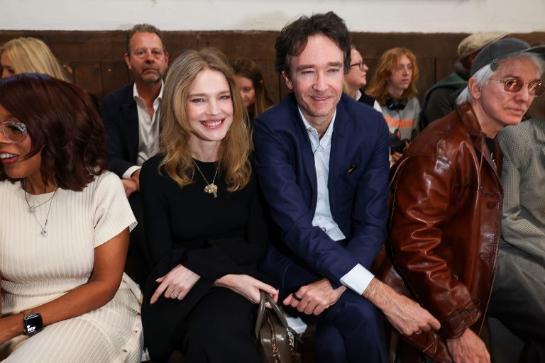 H Natalia Vodianova και ο σύζυγός της Antoine Arnault στην επίδειξη γυναικείας ένδυσης Stella McCartney για τη σεζόν Φθινόπωρο/Χειμώνας 2026-2027, στο πλαίσιο της Εβδομάδας Μόδας του Παρισιού, στις 4 Μαρτίου 2026.