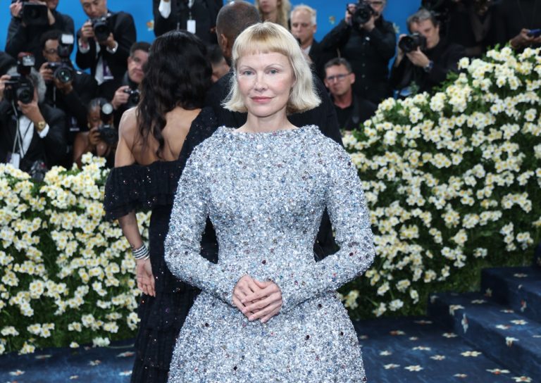 H Pamela Anderson στο κόκκινο χαλί του 2025 Met Gala, 5 Μαΐου 2025