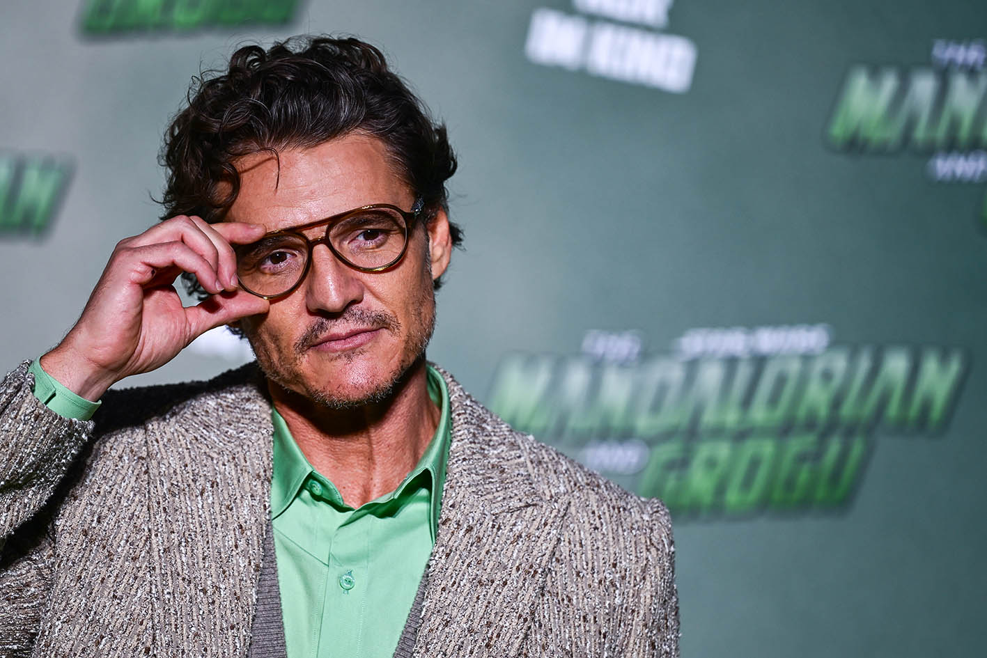 Η αύρα του Pedro Pascal φαίνεται να είναι σχεδόν ίδια με το σχήμα του σώματός του, κάτι που συμβολίζει έναν άνθρωπο αυθεντικό και ειλικρινή.