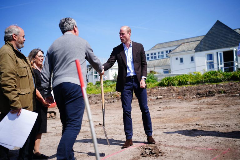 O πρίγκιπας William, κατά την επίσκεψή του στην Κορνουάλη, ετοιμάζεται να εγκαινιάσει τις νέες εγκαταστάσεις κατά τη διάρκεια επίσκεψης στο Κοινοτικό Νοσοκομείο St. Mary's, όπου συναντά το προσωπικό και ενημερώνεται για μια νέα ολοκληρωμένη εγκατάσταση υγειονομικής περίθαλψης και κοινωνικής φροντίδας, η οποία πρόκειται να κατασκευαστεί σε παρακείμενη γη που ανήκει στο Δουκάτο της Κορνουάλης στις 10 Μαΐου 2024 στα Νησιά Σκίλι της Αγγλίας.