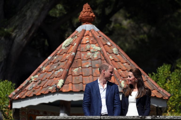 O πρίγκηπας William και η Kate Middleton στους Κήπους του Αβαείου του Τρέσκο ​​κατά τη διάρκεια επίσκεψής του στην Κορνουάλη στις 2 Σεπτεμβρίου 2016 στο Τρέσκο ​​της Αγγλίας.