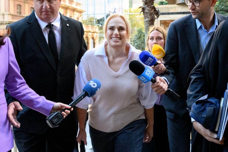 Η Rebel Wilson φθάνει στο Ομοσπονδιακό Δικαστήριο της Αυστραλίας στο Σίδνεϊ, 28 Απριλίου 2026