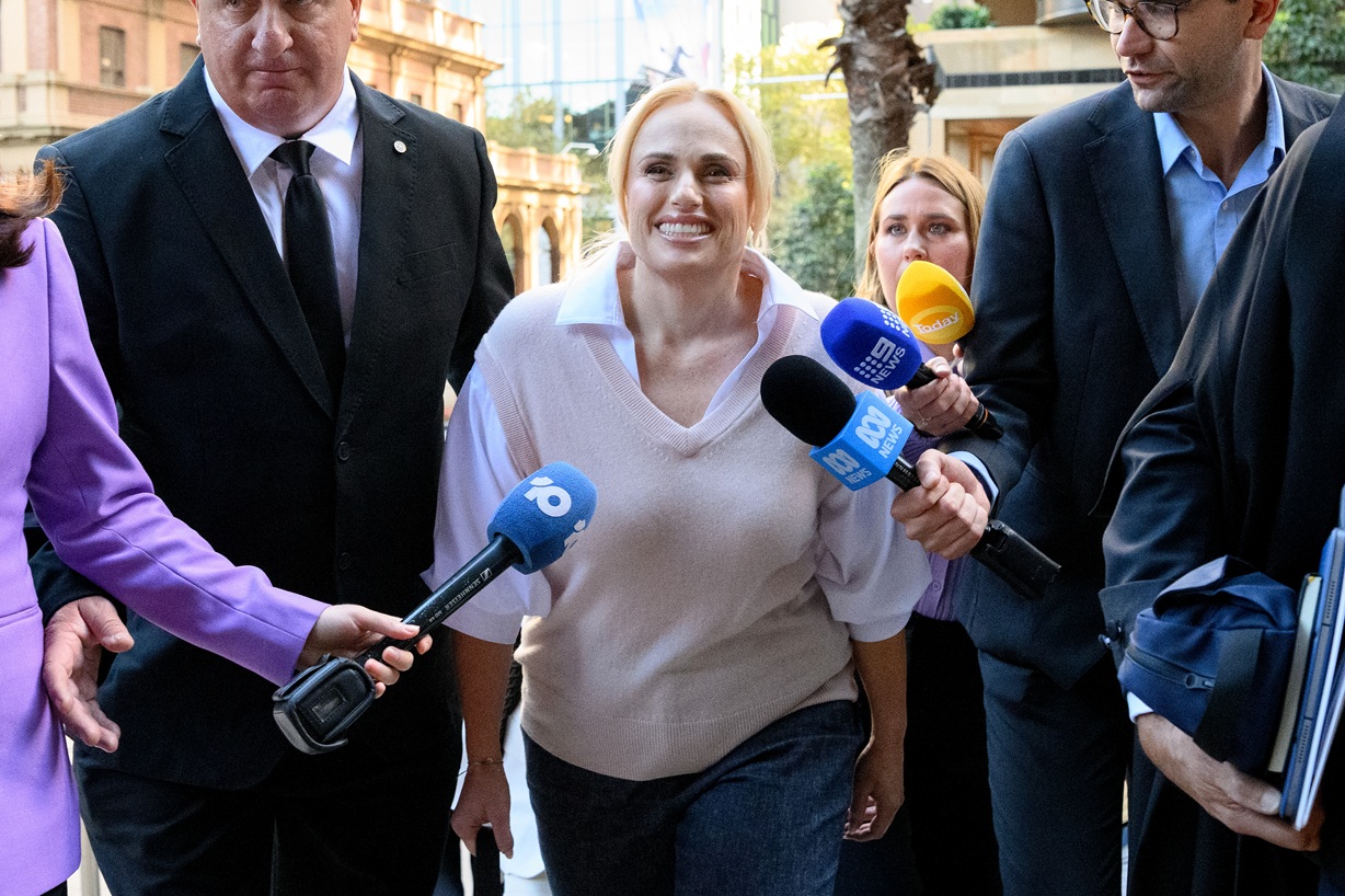 Η Rebel Wilson φθάνει στο Ομοσπονδιακό Δικαστήριο της Αυστραλίας στο Σίδνεϊ, 28 Απριλίου 2026
