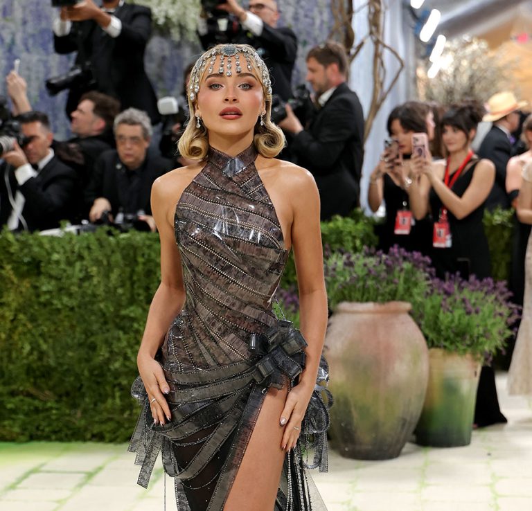 Η Sabrina Carpenter στο Met Gala 2026 για τον εορτασμό της «Τέχνης των Κοστουμιών» στο Μητροπολιτικό Μουσείο Τέχνης στις 4 Μαΐου 2026 στη Νέα Υόρκη. Η Sabrina Carpenter φόρεσε ένα φόρεμα με σκίσιμο από τούλι Dior με απλικέ από ταινίες με στρας από την ταινία Sabrina.