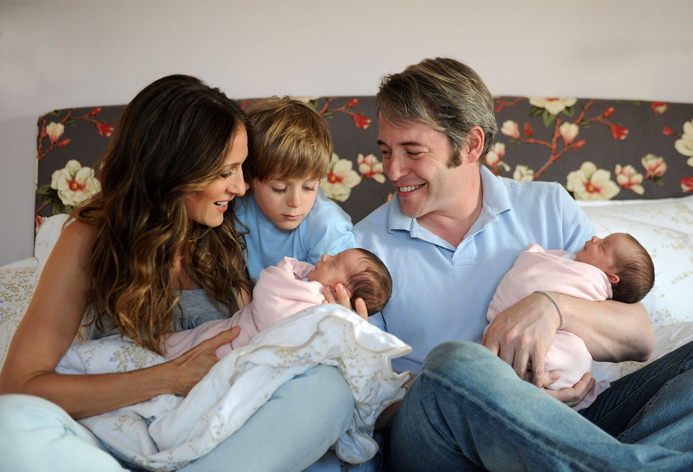 H Sarah Jessica Parker κρατώντας την κόρη της Marion Loretta Elwell Broderick, ο γιος του ζευγαριού James Wilkie Broderick, ο Matthew Broderick κρατώντας την Tabitha Hodge Broderick ποζάρουν για μια φωτογραφία στις 22 Ιουνίου 2009 στη Νέα Υόρκη.