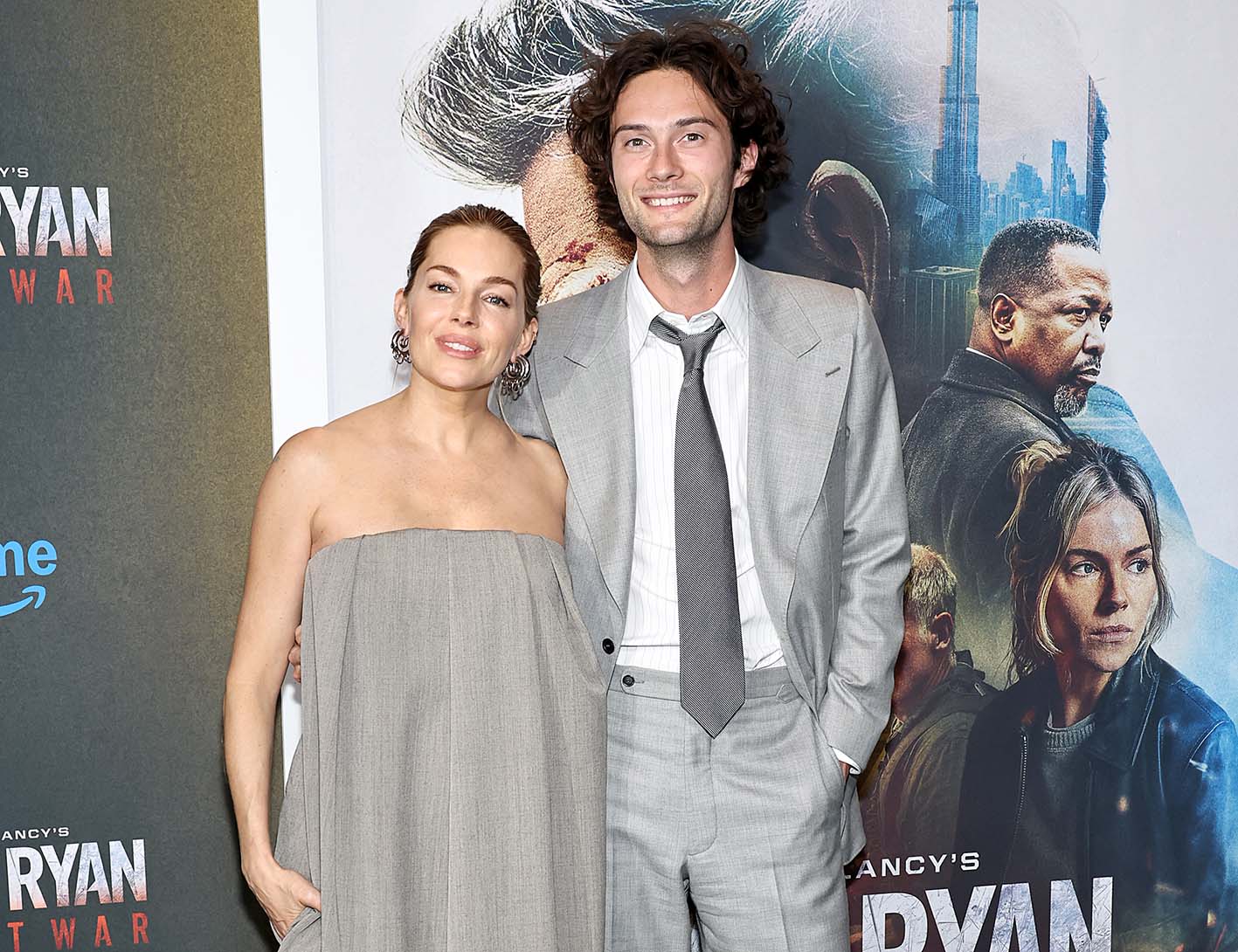 H Sienna Miller και ο Oli Green στην παγκόσμια πρεμιέρα της ταινίας "Tom Clancy's Jack Ryan: Ghost War" της Amazon MGM στην Regal Times Square στις 15 Μαΐου 2026 στη Νέα Υόρκη.
