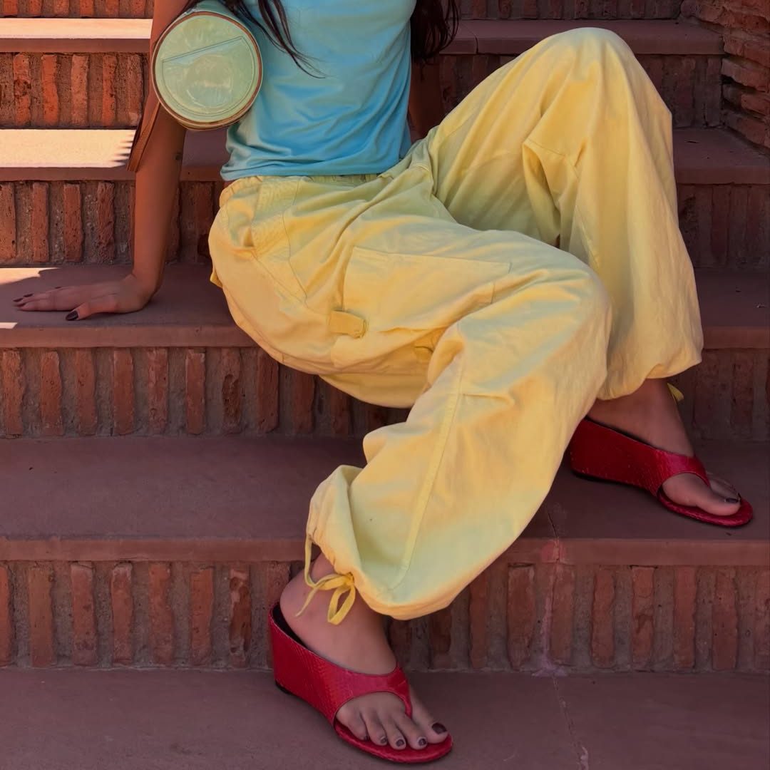 Street style outfit με κόκκινα thong wedges, την τάση στα παπούτσια το Καλοκαίρι 2026.
