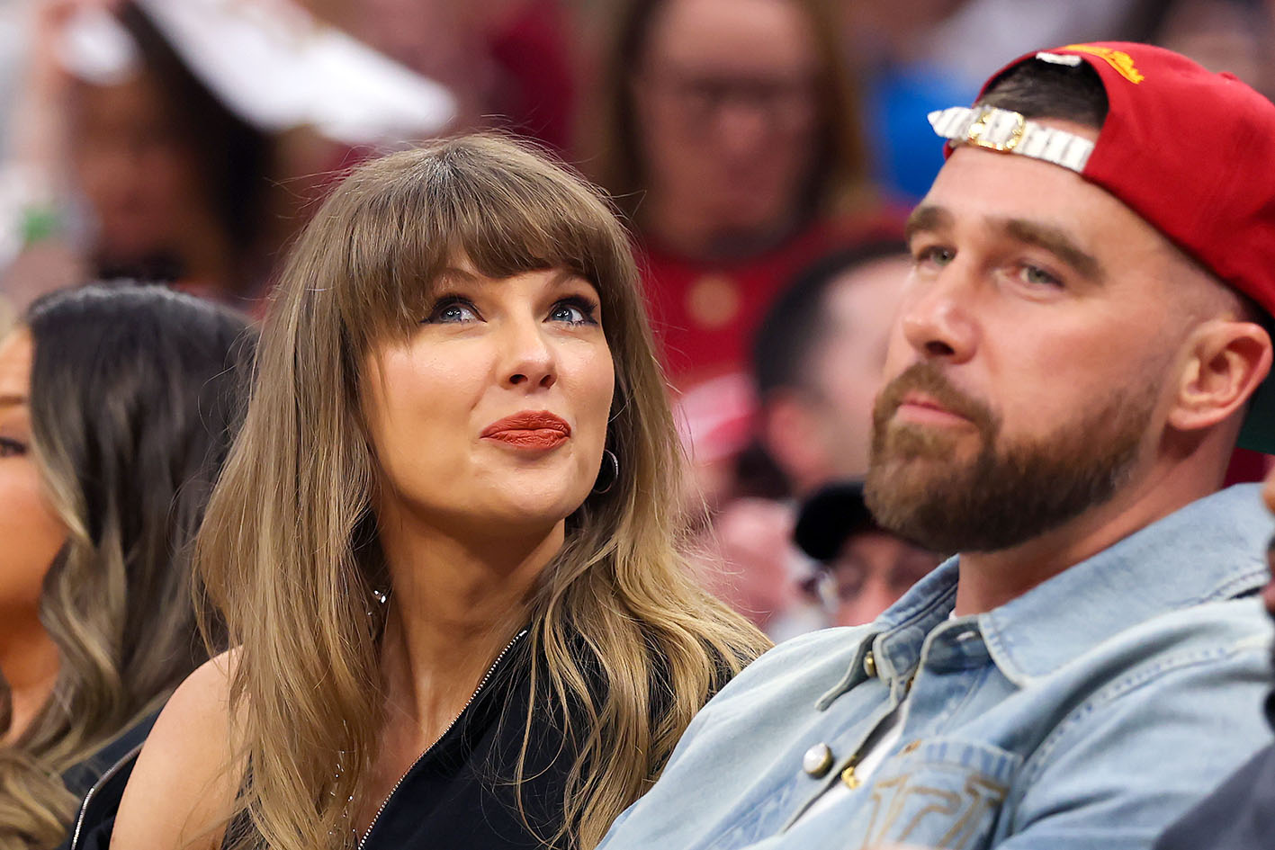 H Taylor Swift και ο Travis Kelce των Kansas City Chiefs στον τρίτο αγώνα μεταξύ των New York Knicks και των Cleveland Cavaliers στους Τελικούς της Ανατολικής Περιφέρειας του NBA στο Rocket Arena στις 23 Μαΐου 2026 στο Κλίβελαντ του Οχάιο.