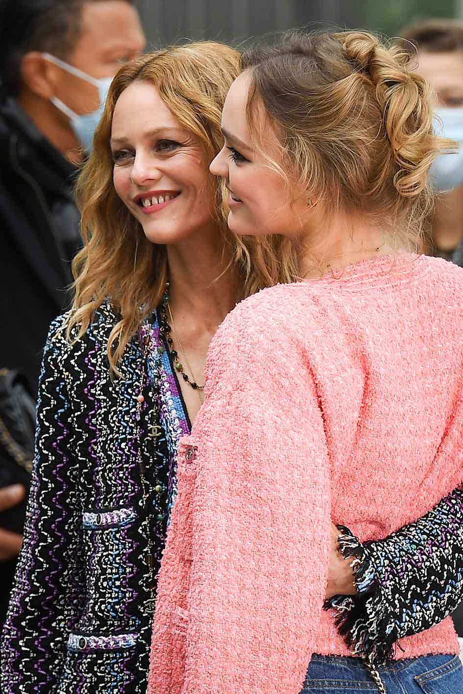 H Vanessa Paradis και η κόρη της Lily-Rose Depp  στην επίδειξη γυναικείας ένδυσης Chanel Άνοιξη/Καλοκαίρι 2021 στο πλαίσιο της Εβδομάδας Μόδας του Παρισιού στις 6 Οκτωβρίου 2020. 