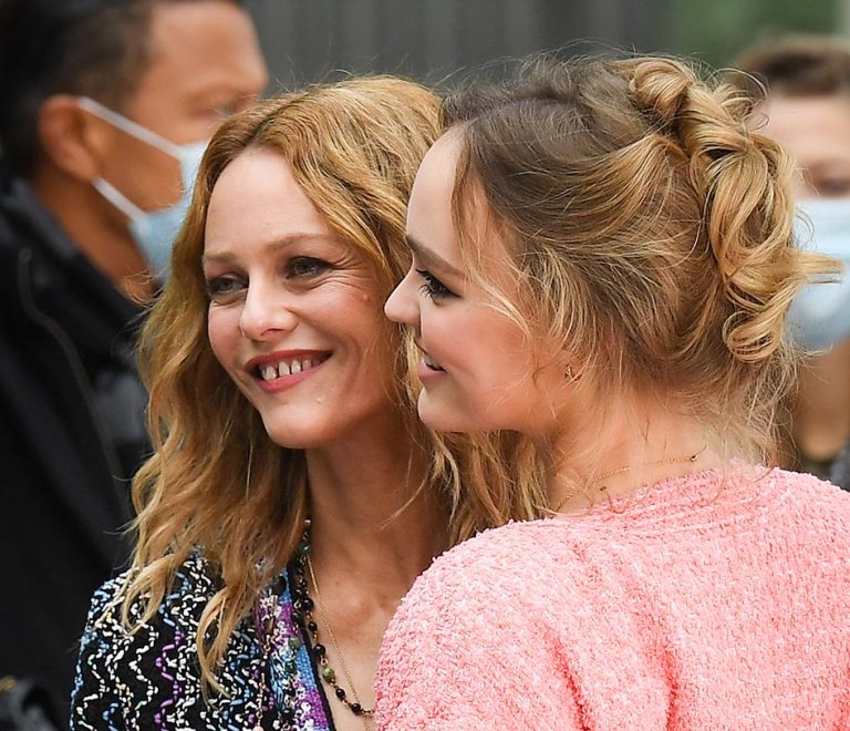 H Vanessa Paradis και η κόρη της Lily-Rose Depp στην επίδειξη γυναικείας ένδυσης Chanel Άνοιξη/Καλοκαίρι 2021 στο πλαίσιο της Εβδομάδας Μόδας του Παρισιού στις 6 Οκτωβρίου 2020.