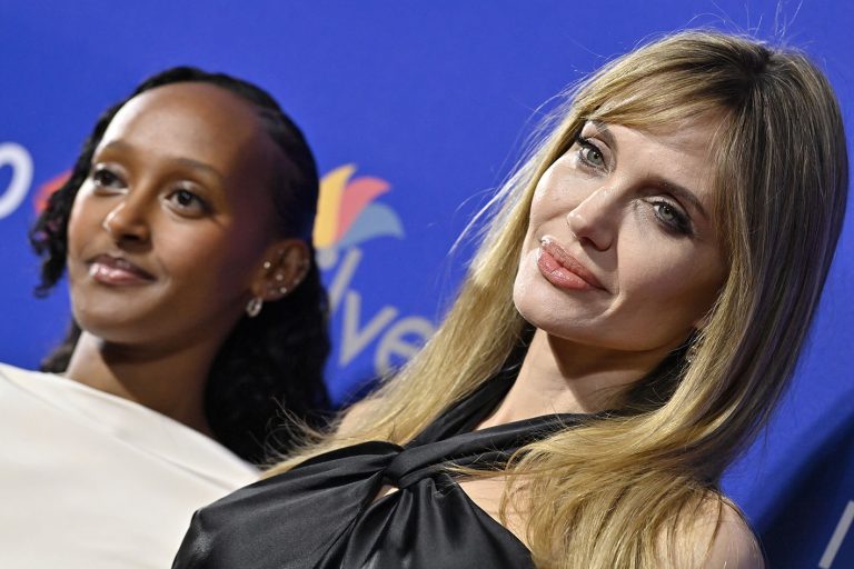 H Zahara Marley Jolie και η Angelina Jolie στην 36η Ετήσια Απονομή Βραβείων Κινηματογράφου του Διεθνούς Φεστιβάλ Κινηματογράφου Palm Springs στο Συνεδριακό Κέντρο Palm Springs στις 3 Ιανουαρίου 2025.