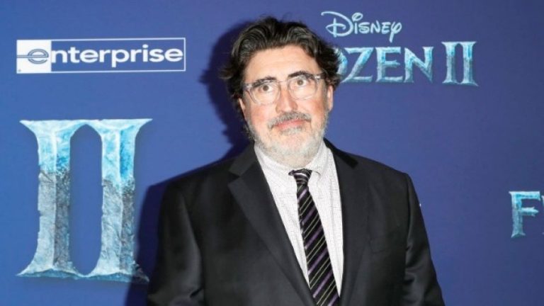 Ο Alfred Molina έγινε 73 ετών, αλλά όπως και ο χαρακτήρας του στη σειρά «The Boroughs» του Netflix, δεν δείχνει σημάδια επιβράδυνσης.