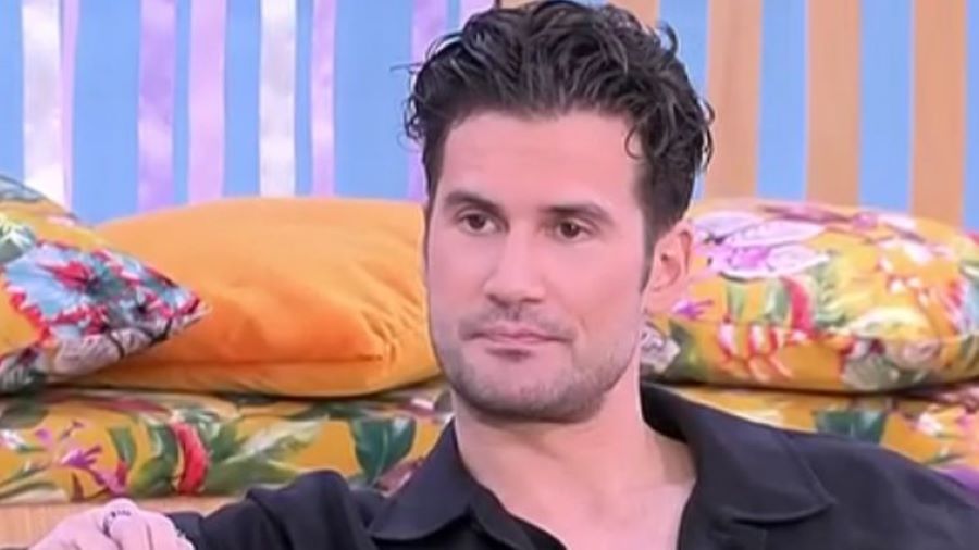 Με αφορμή τον ρόλο του στη σειρά "Μπαμπά σ' αγαπώ" ο o Αναστάσης Ροϊλός μίλησε για την πατρότητα.