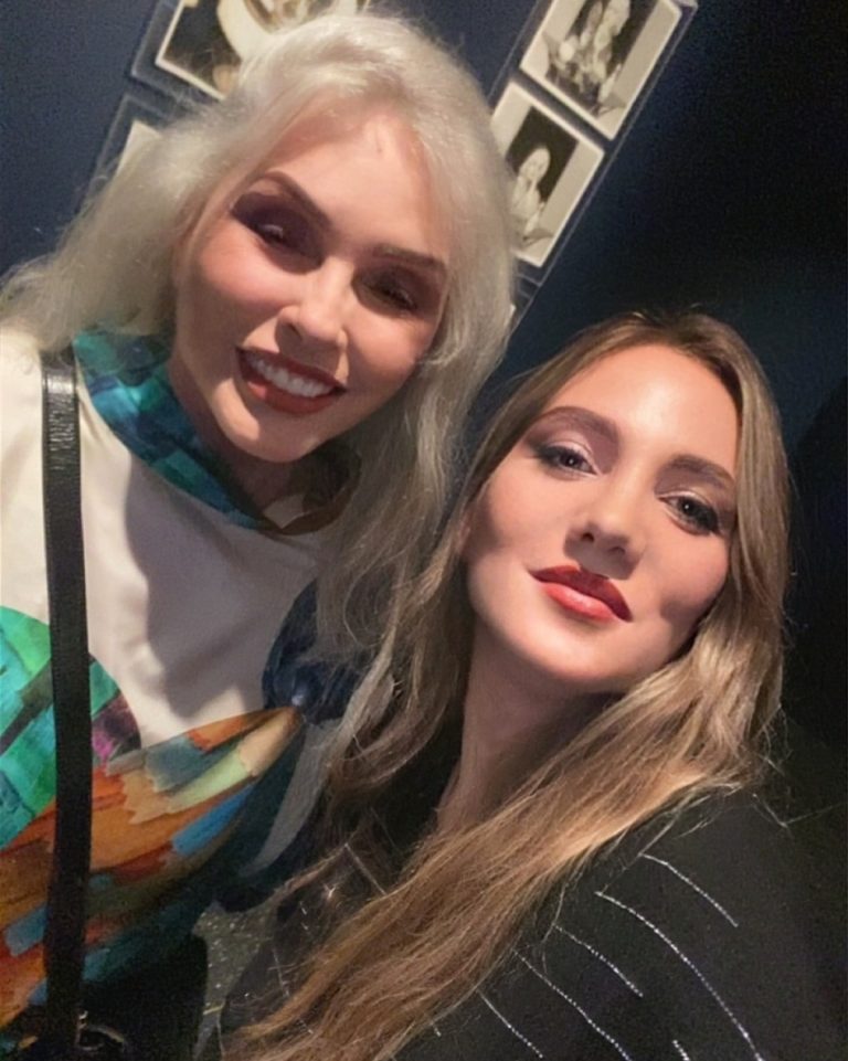 H Άννα Ρεζάν σε φωτογραφία με την Debbie Harry