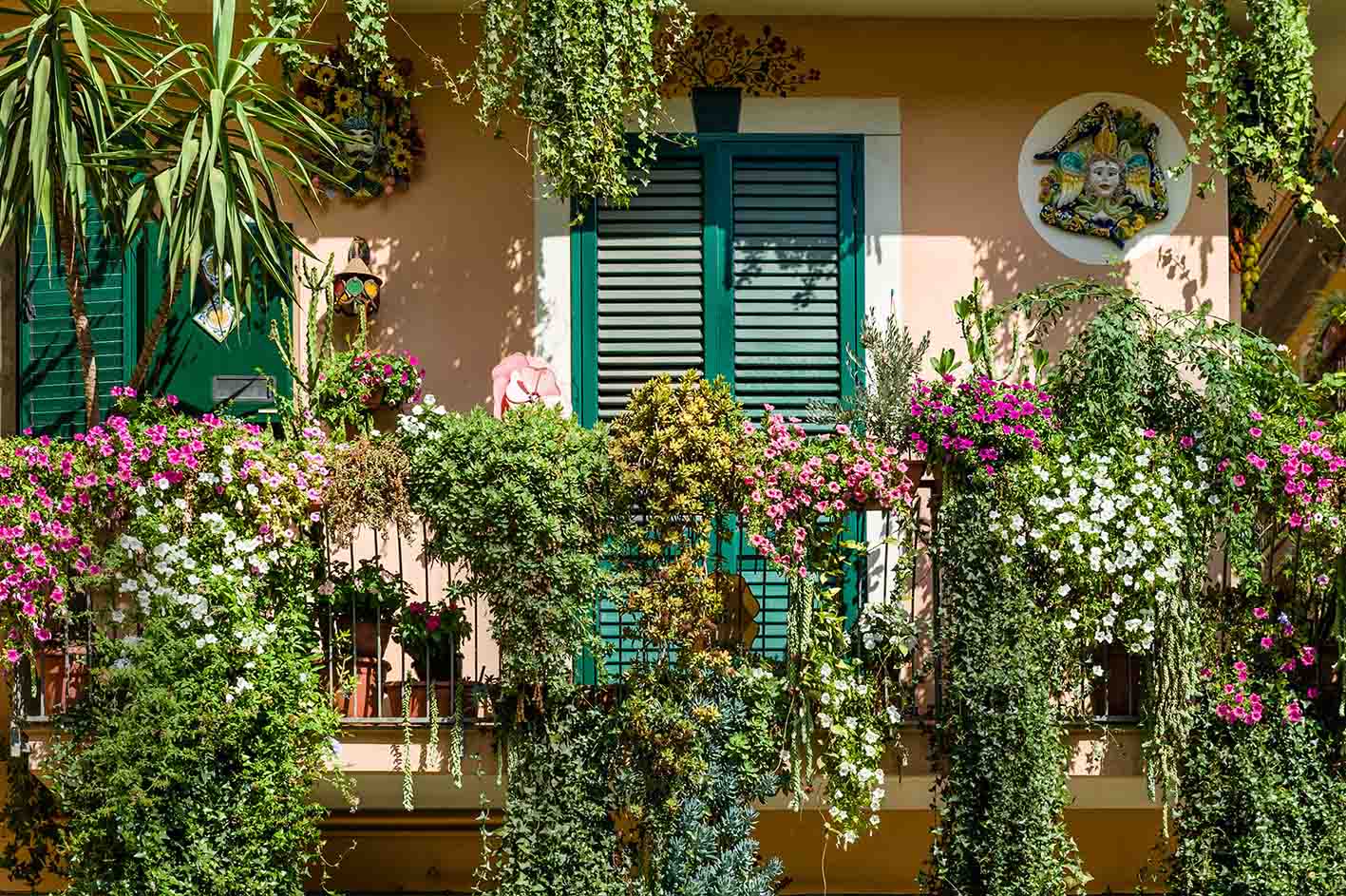 Παραδοσιακό ιταλικό σπίτι διακοσμημένο με λουλούδια. Μπαλκόνι από κοντά.