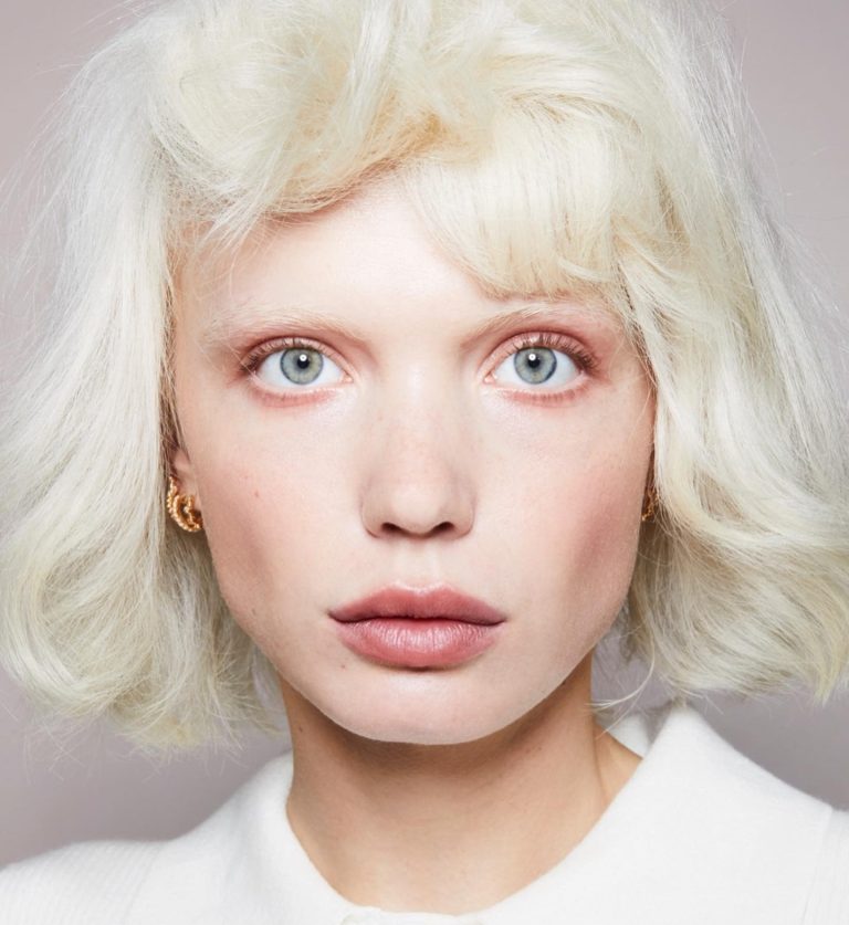 Κοπέλα με bleached brows