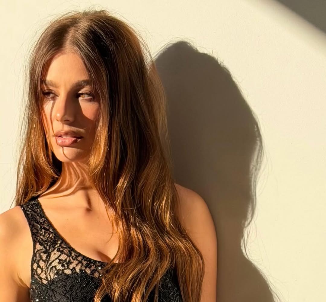 H Camila Morrone με λαμπερά μαλλιά