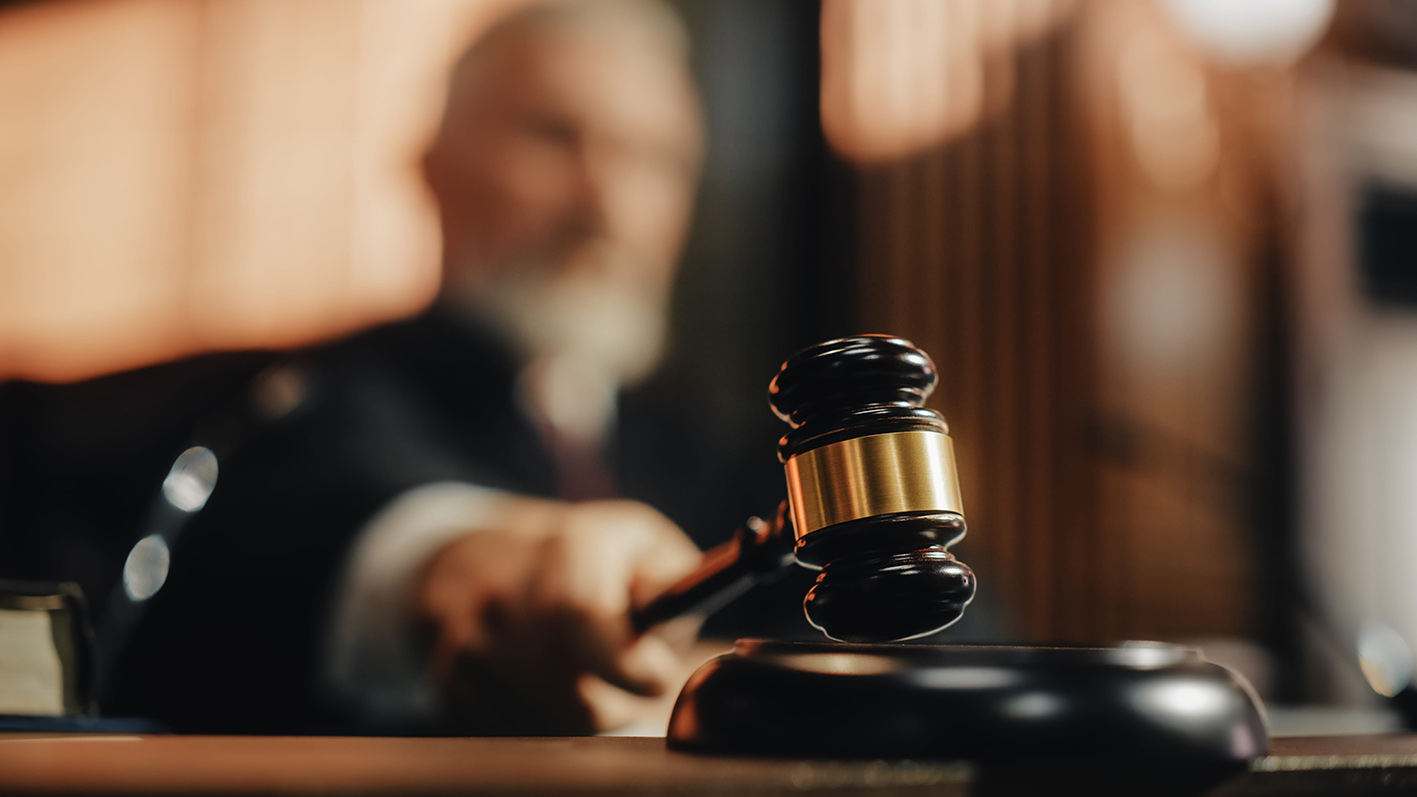 O δικαστής έκρινε ότι οι ισχυρισμοί που περιλαμβάνονταν στη μήνυση δεν επαρκούσαν νομικά ώστε να στοιχειοθετηθεί υπόθεση σεξουαλικής παρενόχλησης με βάση τη νομοθεσία της Καλιφόρνιας. Στη φωτογραφία δικαστής απαγγέλλει την ποινή, χτυπώντας το σφυρί. 