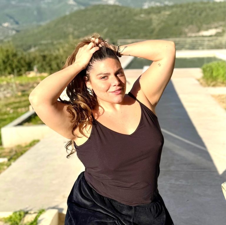 Η Δανάη Μπάρκα στο εξοχικό της στη Μάνη