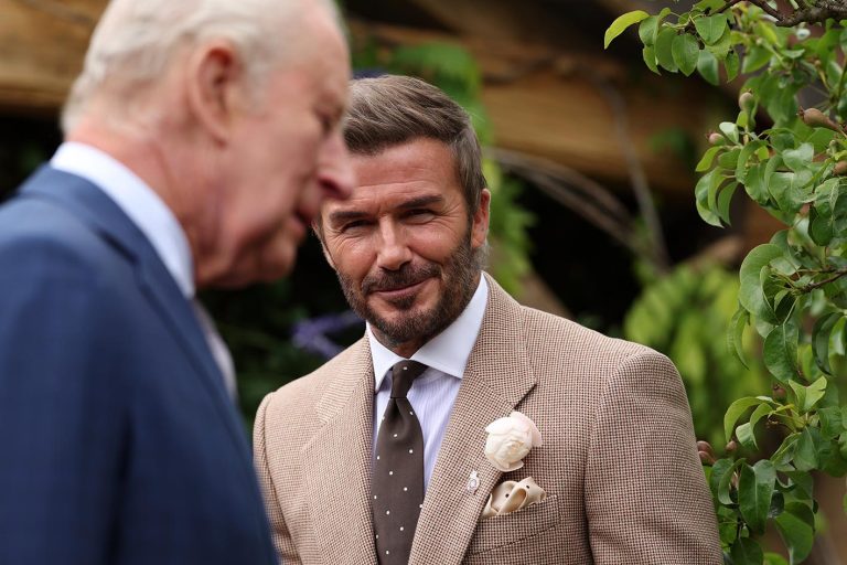 O σερ David Beckham χαμογελάει χαμογελάει καθώς ο βασιλιάς της Βρετανίας Κάρολος Γ΄ επισκέπτεται το RHS Chelsea Flower Show, φορώντας στο πέτο του το δικό του τριαντάφυλλο.
