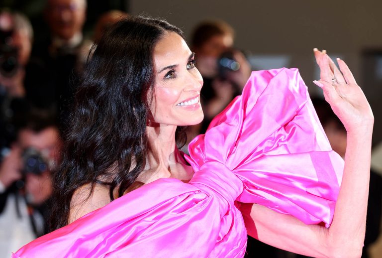 H Demi Moore στο κόκκινο χαλί του Paper Tiger κατά τη διάρκεια του Φεστιβάλ Κινηματογράφου των Καννών 2026.