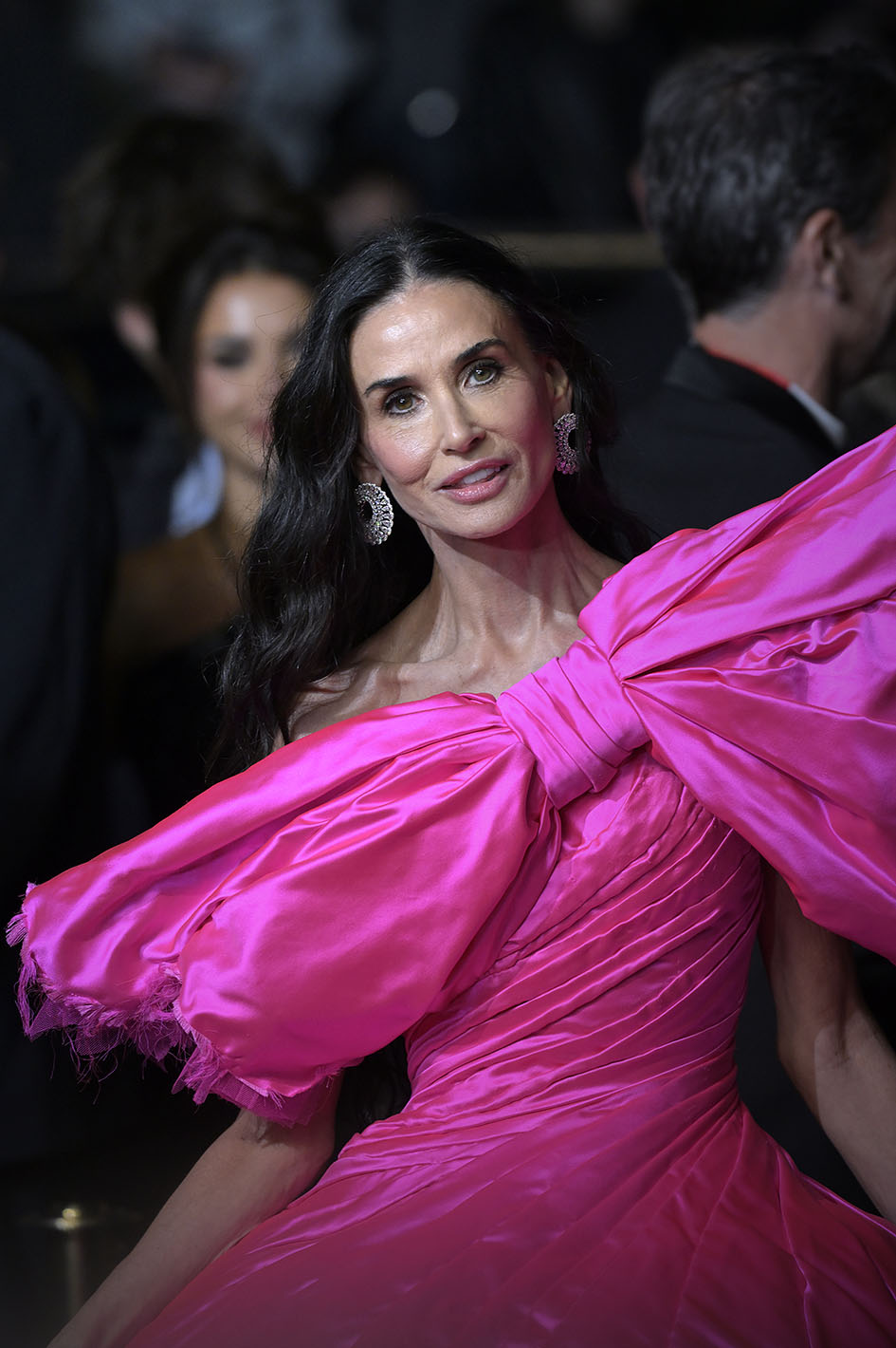 H Demi Moore στο κόκκινο χαλί του Paper Tiger κατά τη διάρκεια του Φεστιβάλ Κινηματογράφου των Καννών 2026.