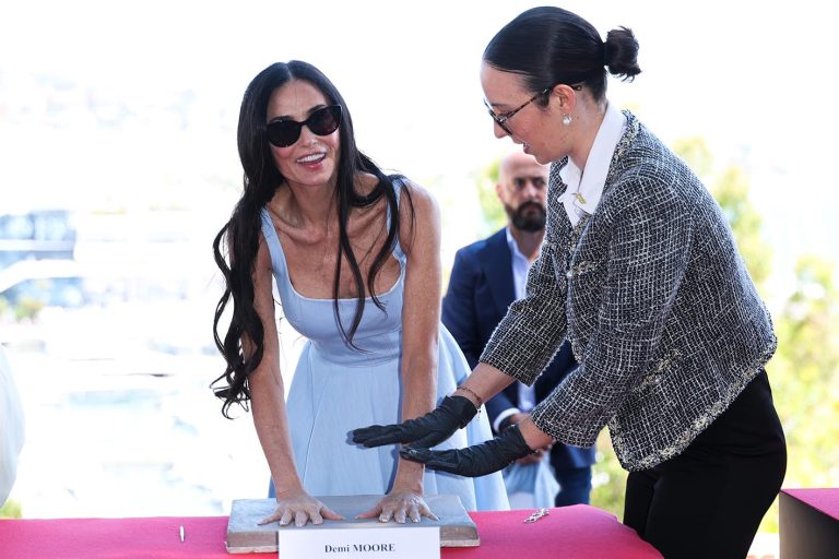 H Demi Moore στην τελετή υπογραφής του Χρυσού Βιβλίου και του αποτυπώματος χειρός της πόλης των Καννών από την Κριτική Επιτροπή κατά τη διάρκεια του 79ου ετήσιου Φεστιβάλ Κινηματογράφου των Καννών στην Place de la Castre στις 20 Μαΐου 2026.