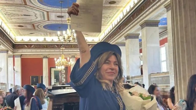 Η Δήμητρα Παπαδοπούλου πήρε το πτυχίο της στην αγγλική φιλολογία και έχει κάθε λόγο να νιώθει περήφανη.
