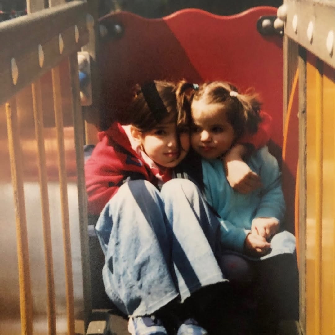 Η Dua Lipa με την αδελφή της Rina σε παιδική ηλικία.