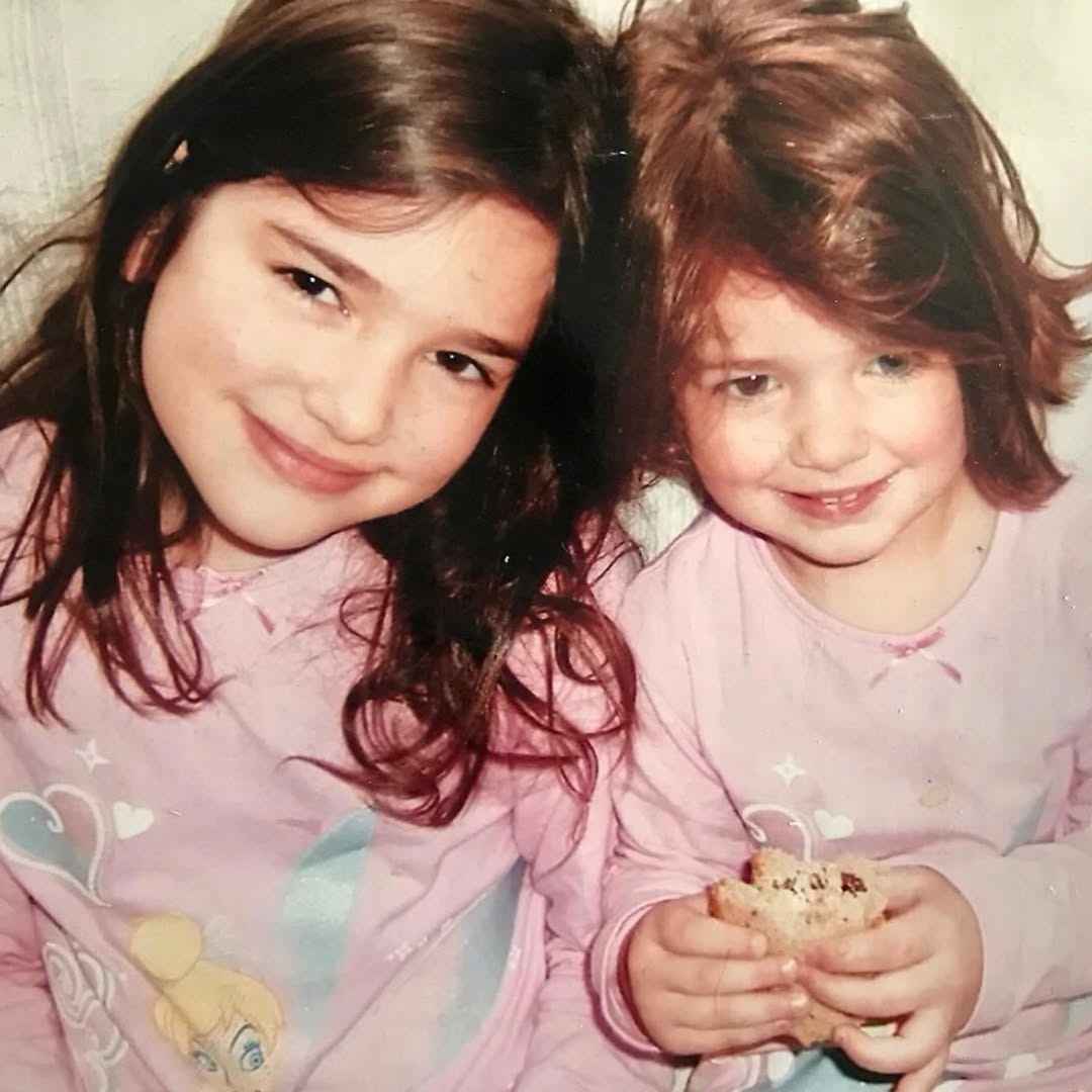 Η Dua Lipa με την αδελφή της Rina σε throwback φωτογραφία. με ροζ φορεματάκια και οι δύο τους.