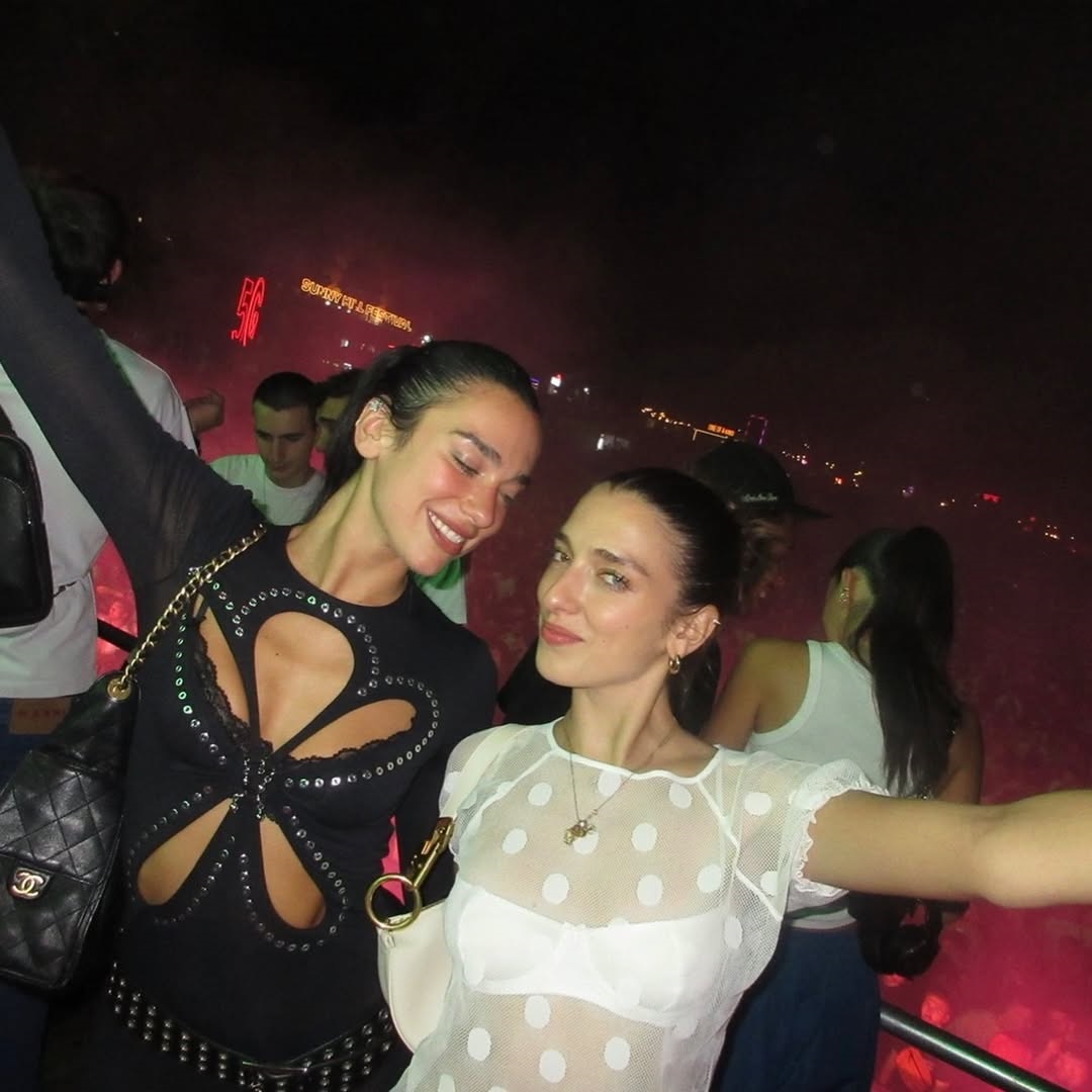 Η Dua Lipa με την αδελφή της Rina σε βραδινή έξοδο.